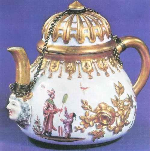 Чайник из фарфора работы Бётчера, роспись Йогана Грегора Геролдта, китайский мотив, Мейсен, 1724 г.