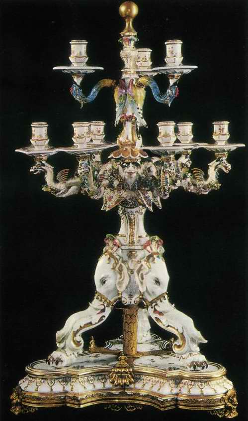 Канделябр, поддерживаемый тремя головами слонов. Модель скульптора Кендлера. Июнь 1735 г. Обрамление из латуни, примерно 1737 г.Выc. 55 см