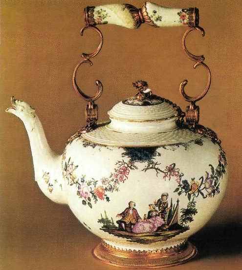 Чайник, декорированный жанровыми сценками, обрамление - позолоченное серебро Роспись Иоганне-Хайнриха Айзентрегера Кассель. Примерно 1770 г.